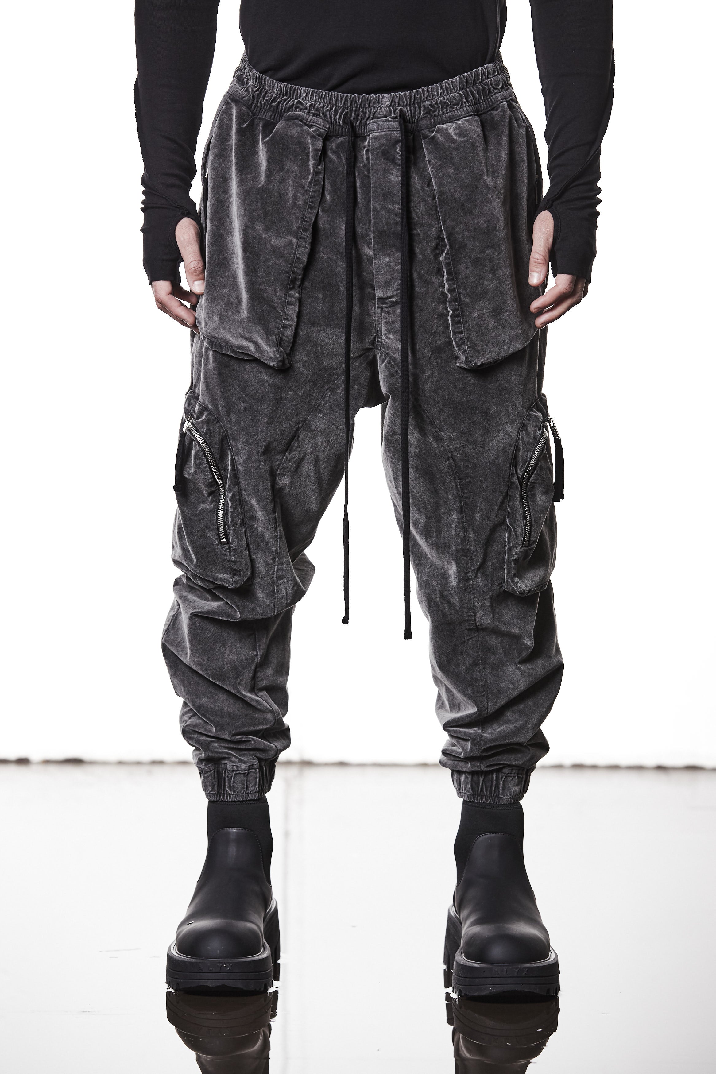 M P 21 – Used Grey Men’s cargo trousers in washed grey with zip/flap pockets, drawstring waist, and elastic cuffs THOM KROM
