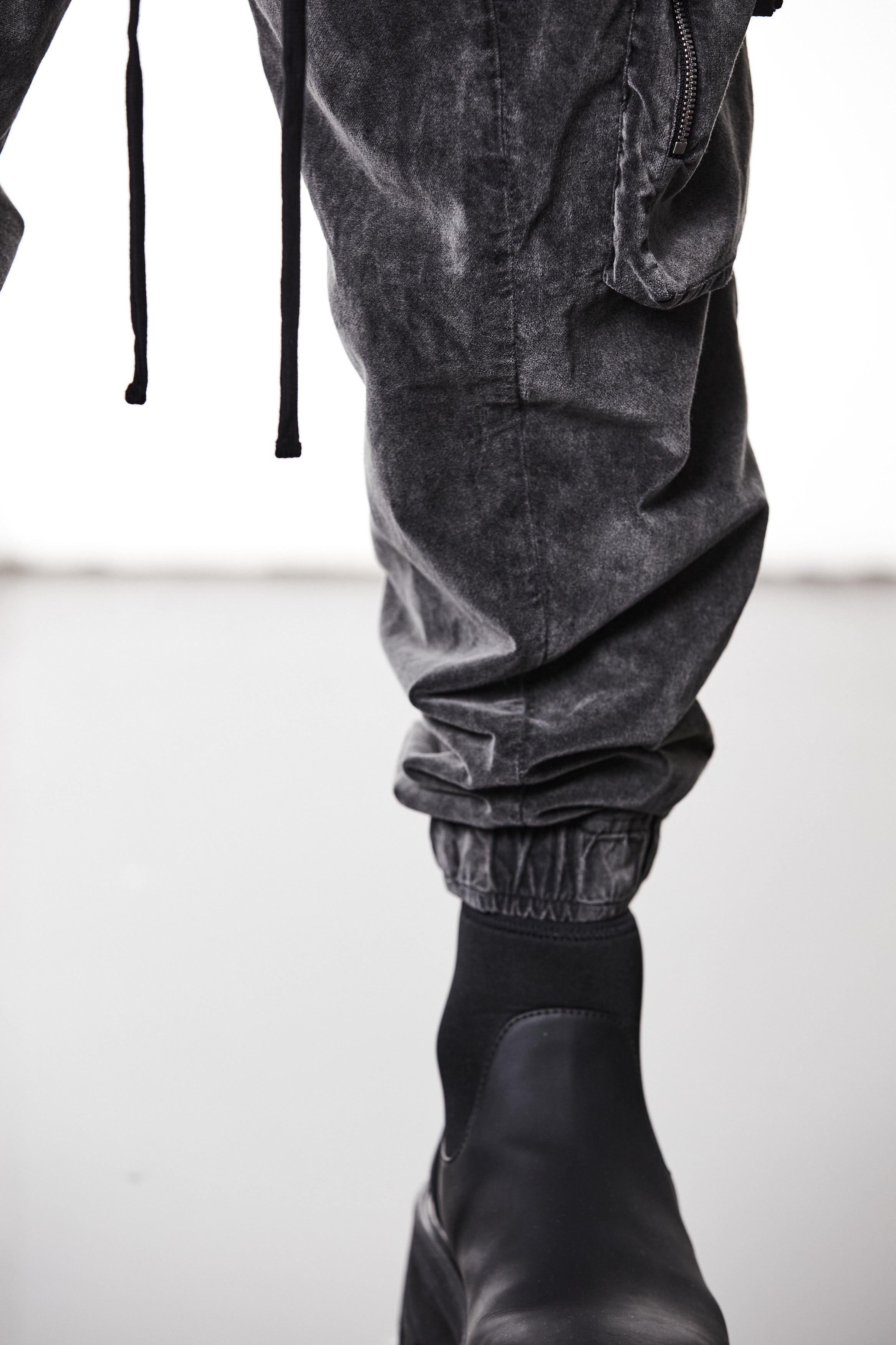 M P 21 – Used Grey Men’s cargo trousers in washed grey with zip/flap pockets, drawstring waist, and elastic cuffs THOM KROM