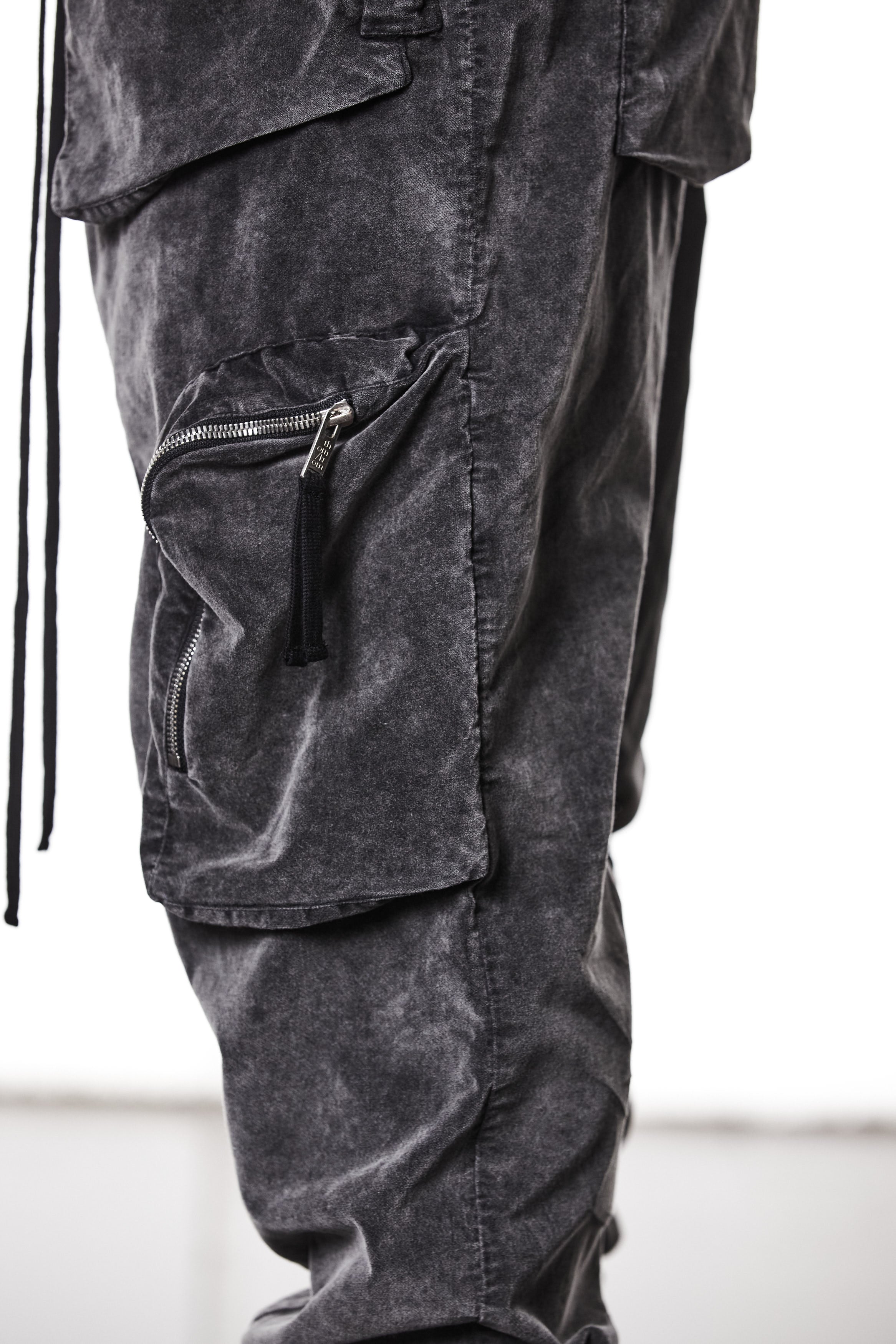 M P 21 – Used Grey Men’s cargo trousers in washed grey with zip/flap pockets, drawstring waist, and elastic cuffs THOM KROM
