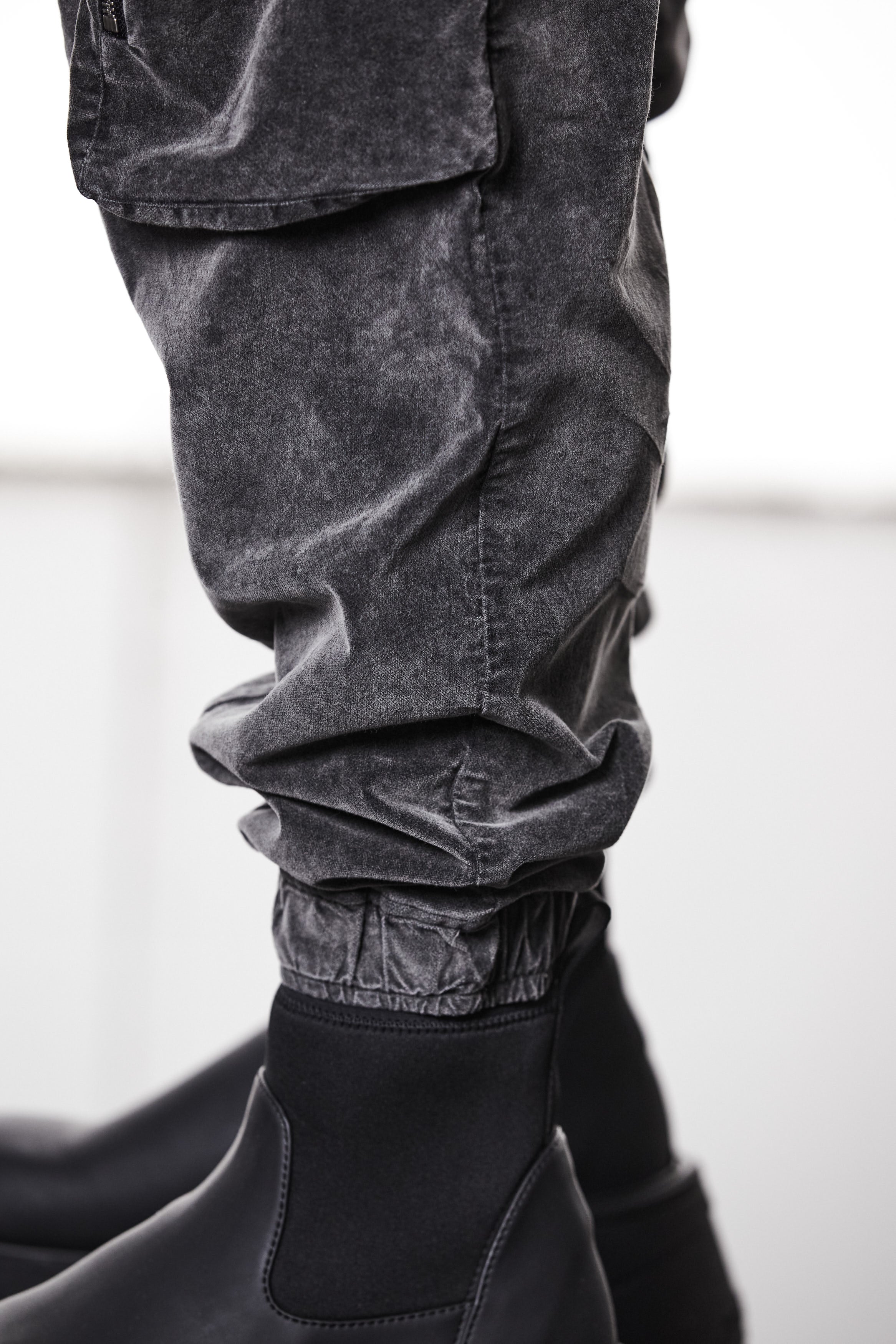 M P 21 – Used Grey Men’s cargo trousers in washed grey with zip/flap pockets, drawstring waist, and elastic cuffs THOM KROM