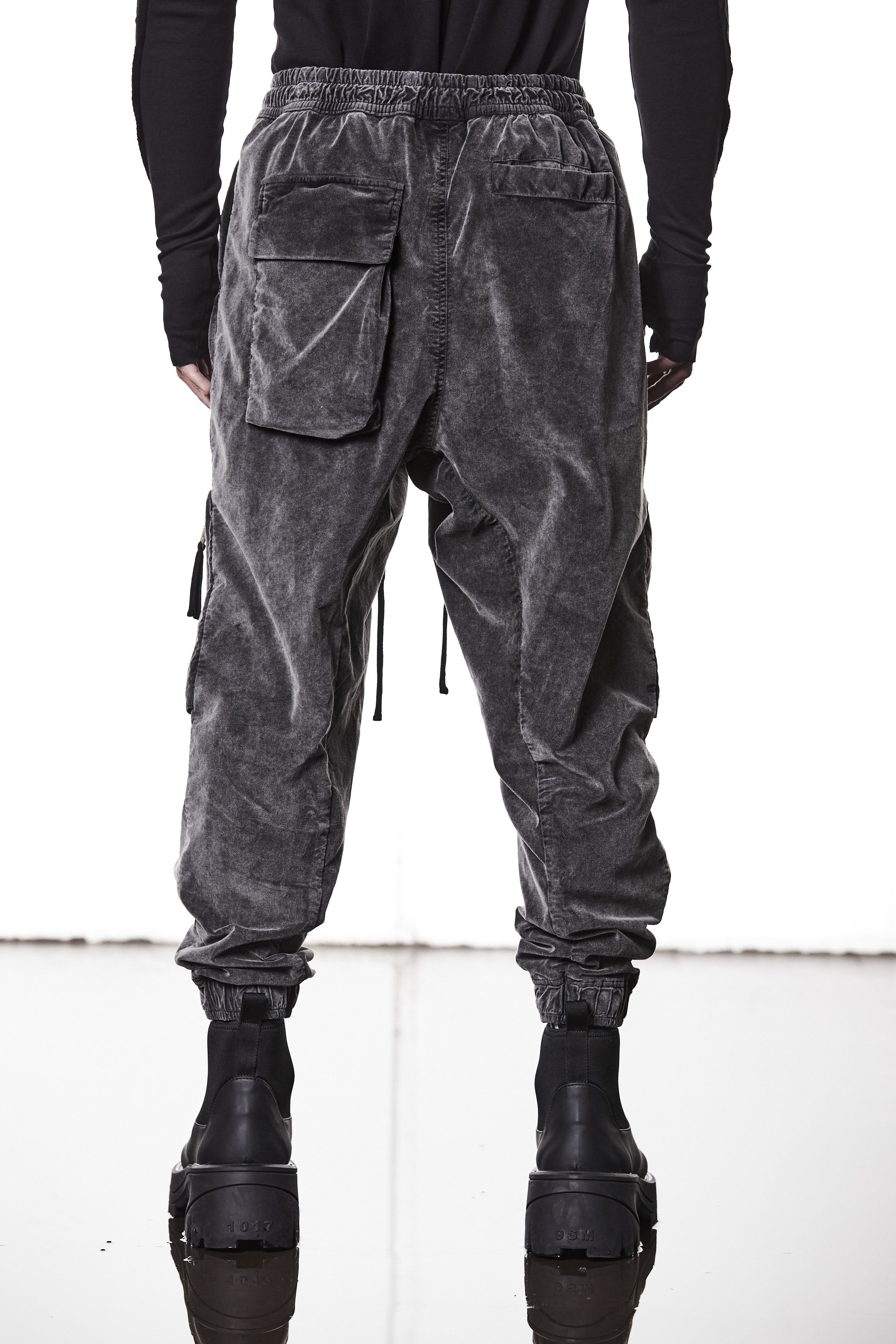 M P 21 – Used Grey Men’s cargo trousers in washed grey with zip/flap pockets, drawstring waist, and elastic cuffs THOM KROM