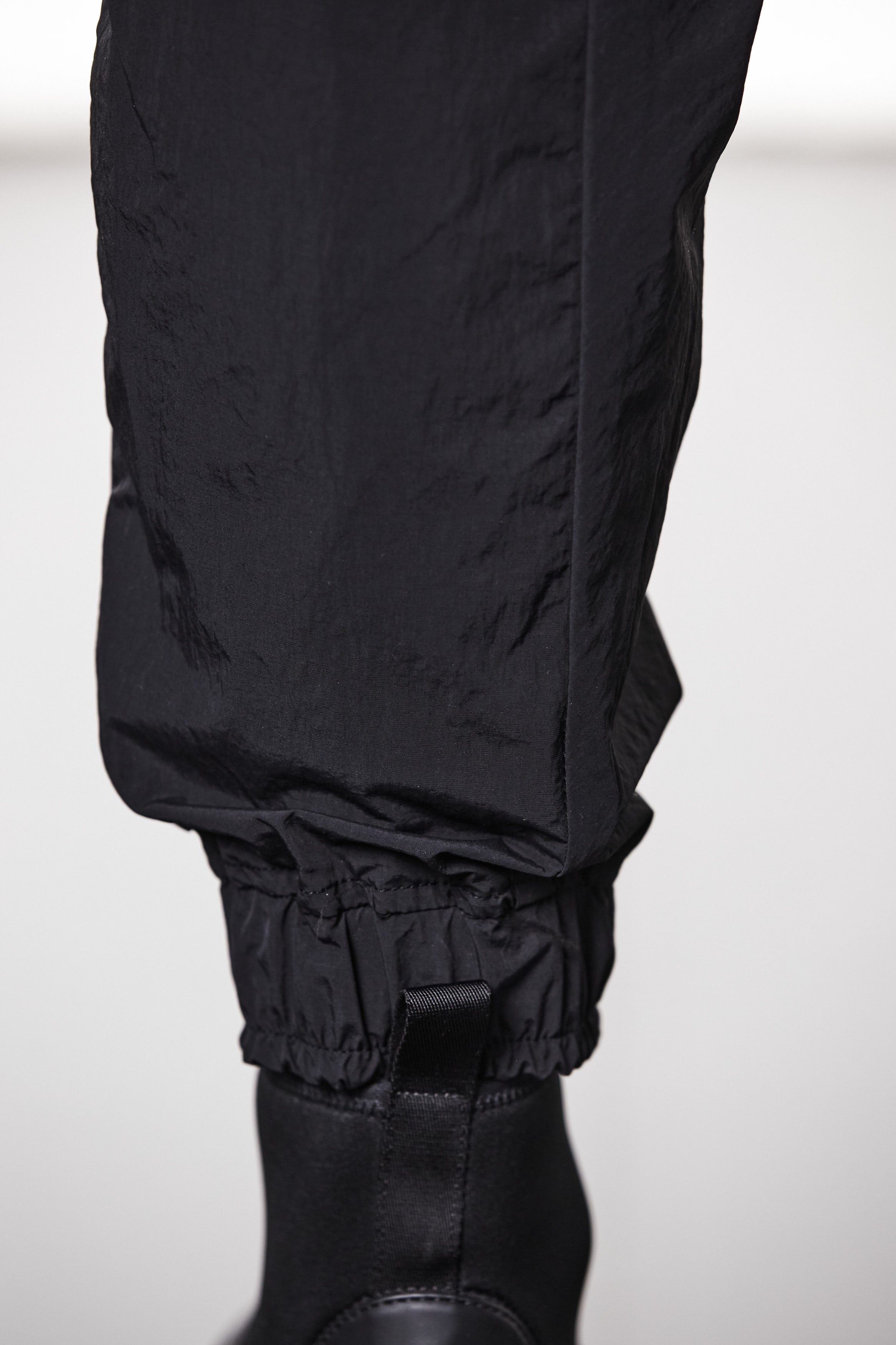 M P 26 Black Cargo Pants – Multi-Pocket Design with Elastic Waist and Cuffs Black Man THOM KROM