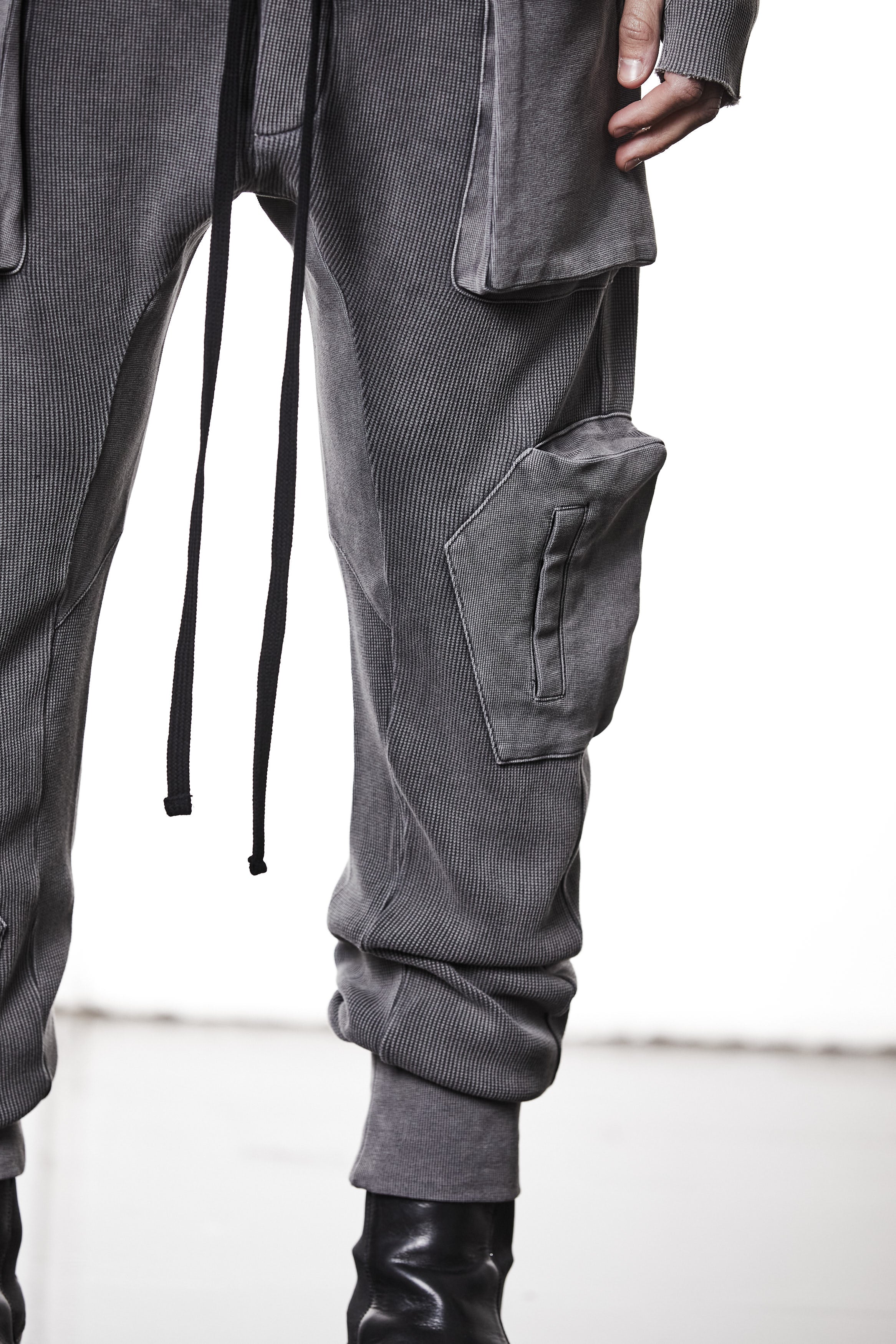 M ST 502 – Cargo Pants Multi-Pocket Long Drawstrings Elastic Waist Tapered Cuffs Used Grey Man THOM KROM