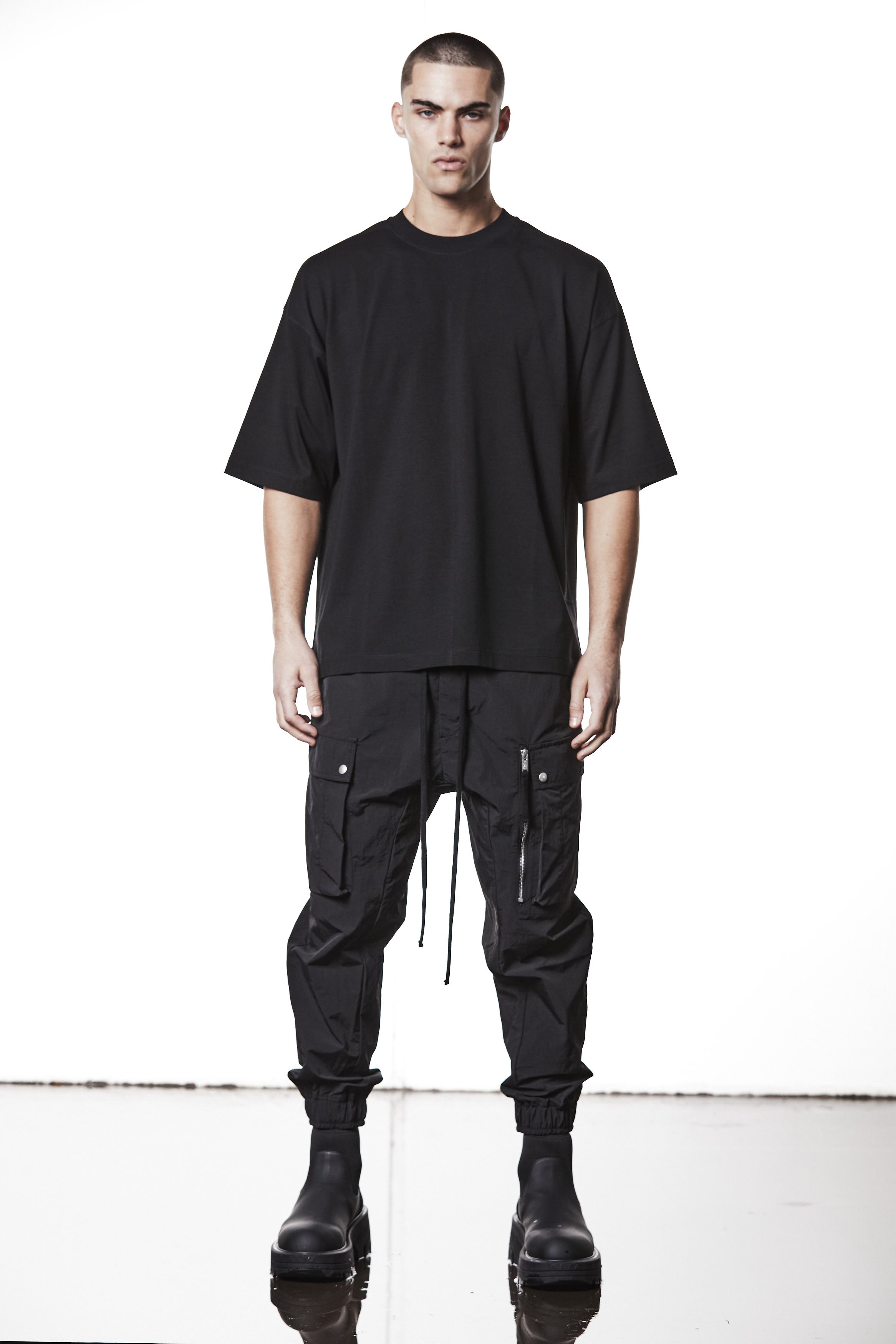 M TS 882_black – Oversized short-sleeve T-shirt in black with dropped shoulders, straight hem, and signature back stitch - Man THOM KROM