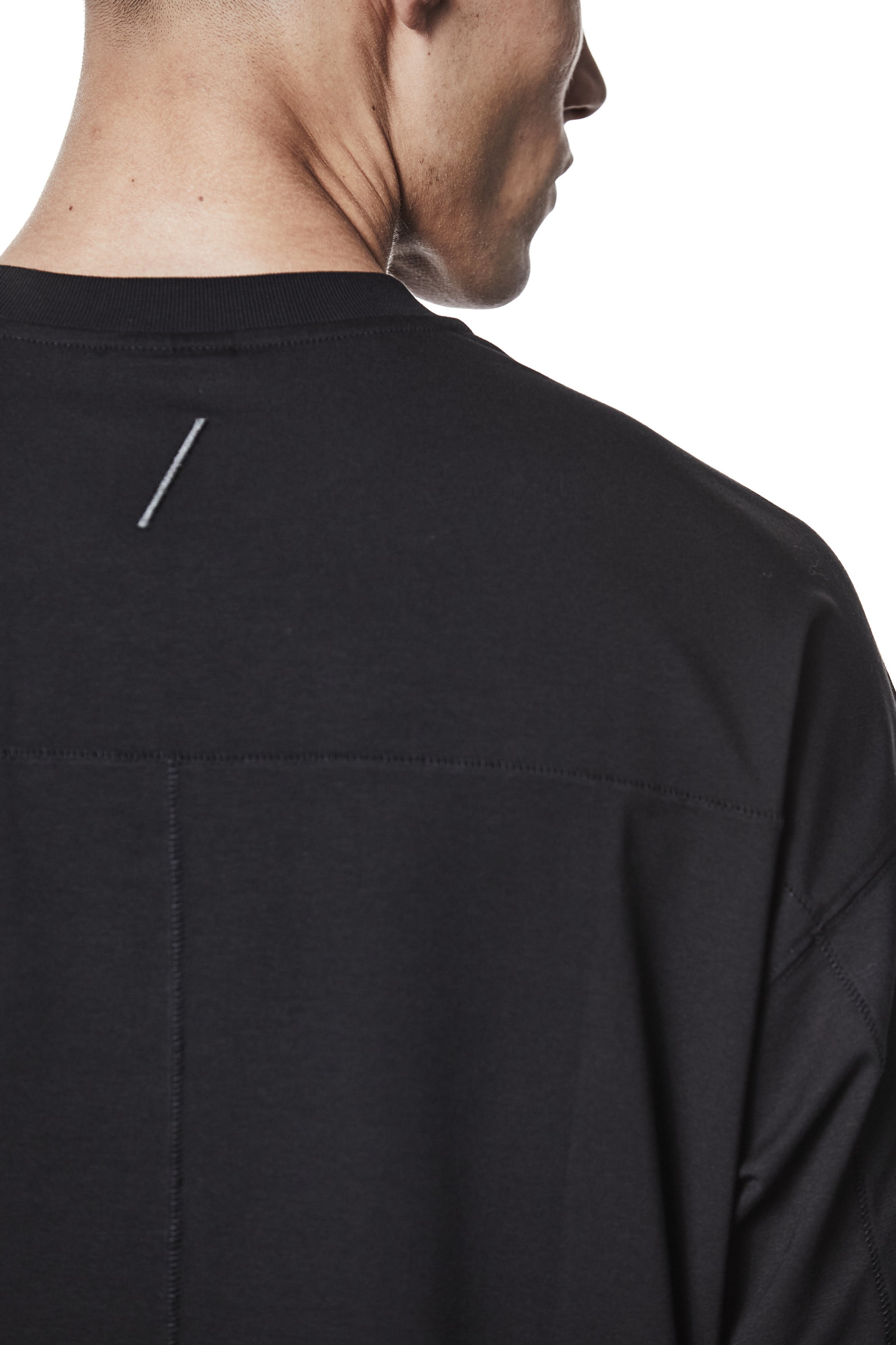 M TS 882_black – Oversized short-sleeve T-shirt in black with dropped shoulders, straight hem, and signature back stitch - Man THOM KROM