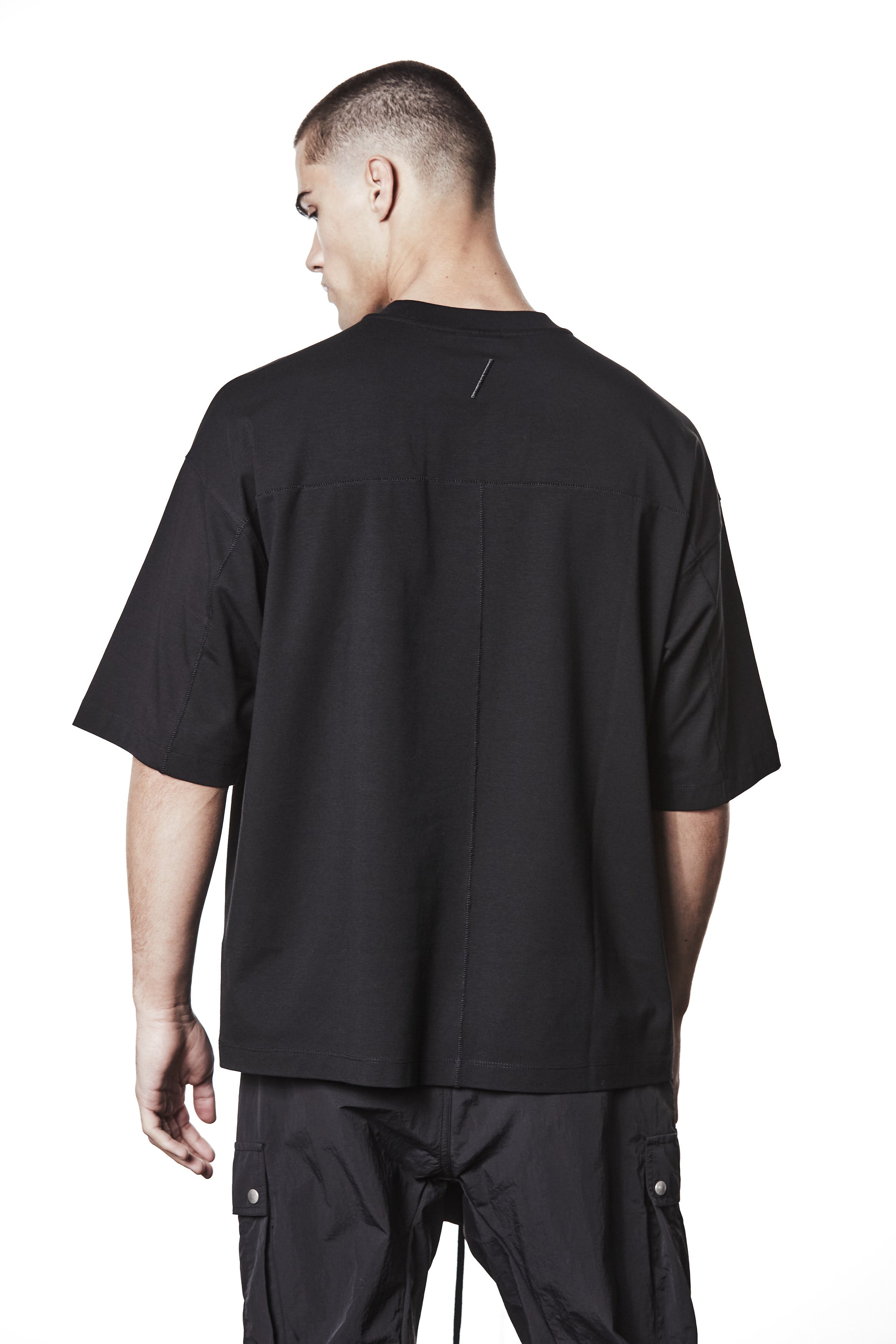 M TS 882_black – Oversized short-sleeve T-shirt in black with dropped shoulders, straight hem, and signature back stitch - Man THOM KROM