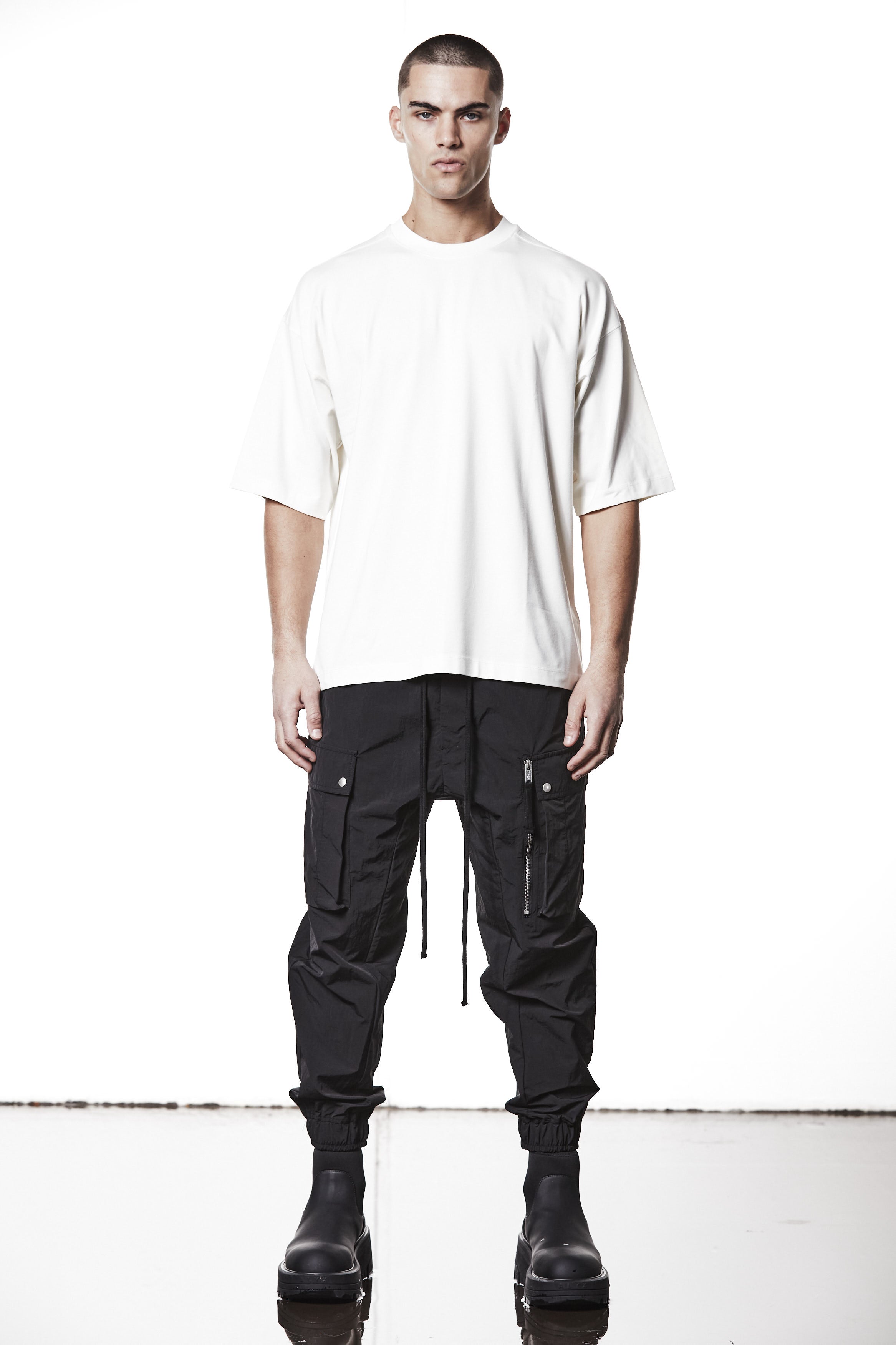 M TS 882 Cream – Oversized short-sleeve T-shirt in black with dropped shoulders, straight hem, and signature back stitch - Man THOM KROM