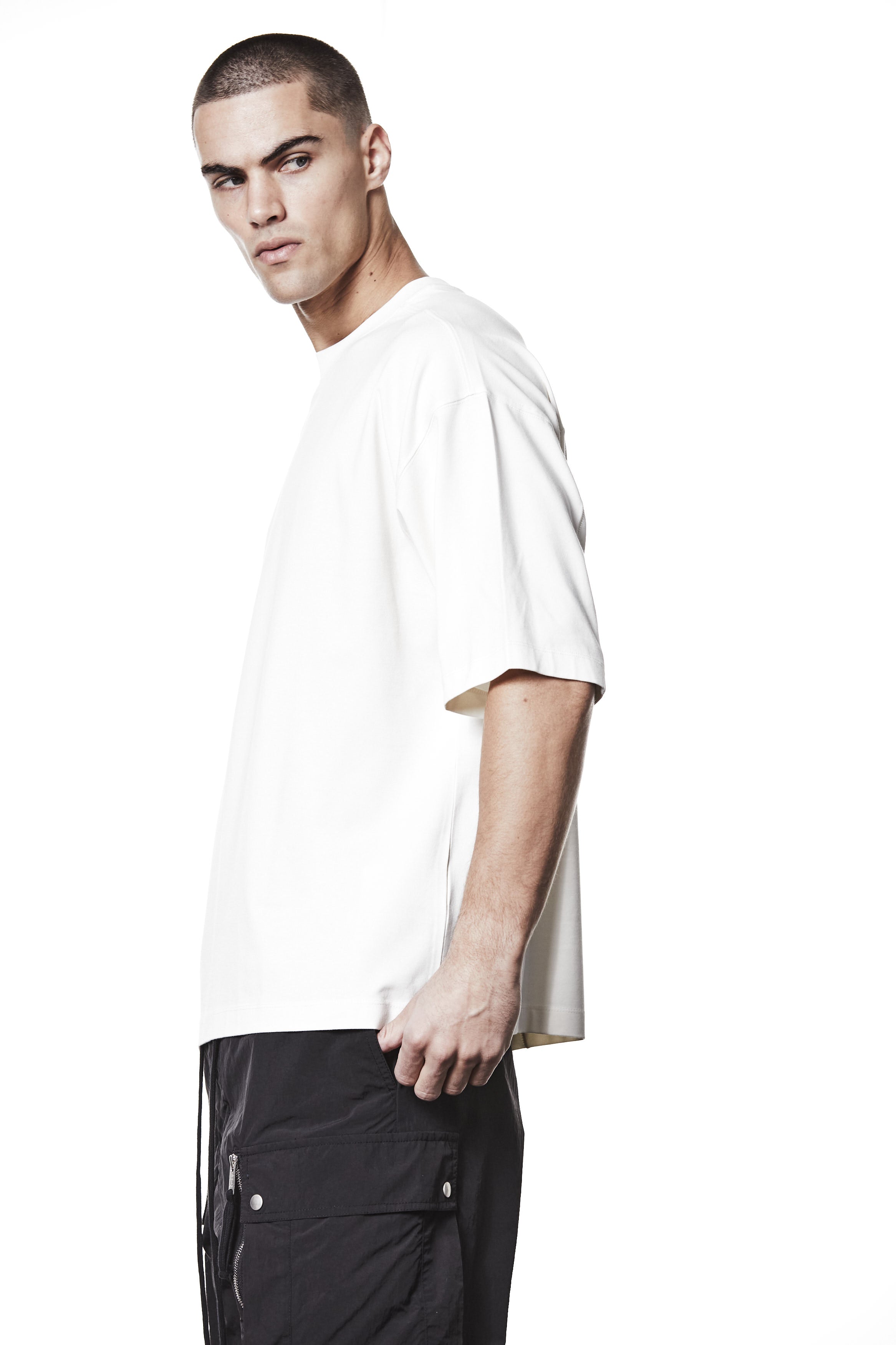 M TS 882 Cream – Oversized short-sleeve T-shirt in black with dropped shoulders, straight hem, and signature back stitch - Man THOM KROM