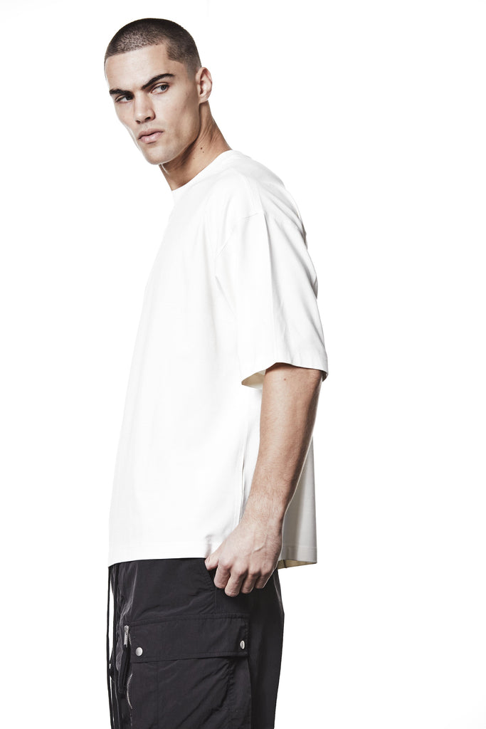 M TS 882 Cream – Oversized short-sleeve T-shirt in black with dropped shoulders, straight hem, and signature back stitch - Man THOM KROM