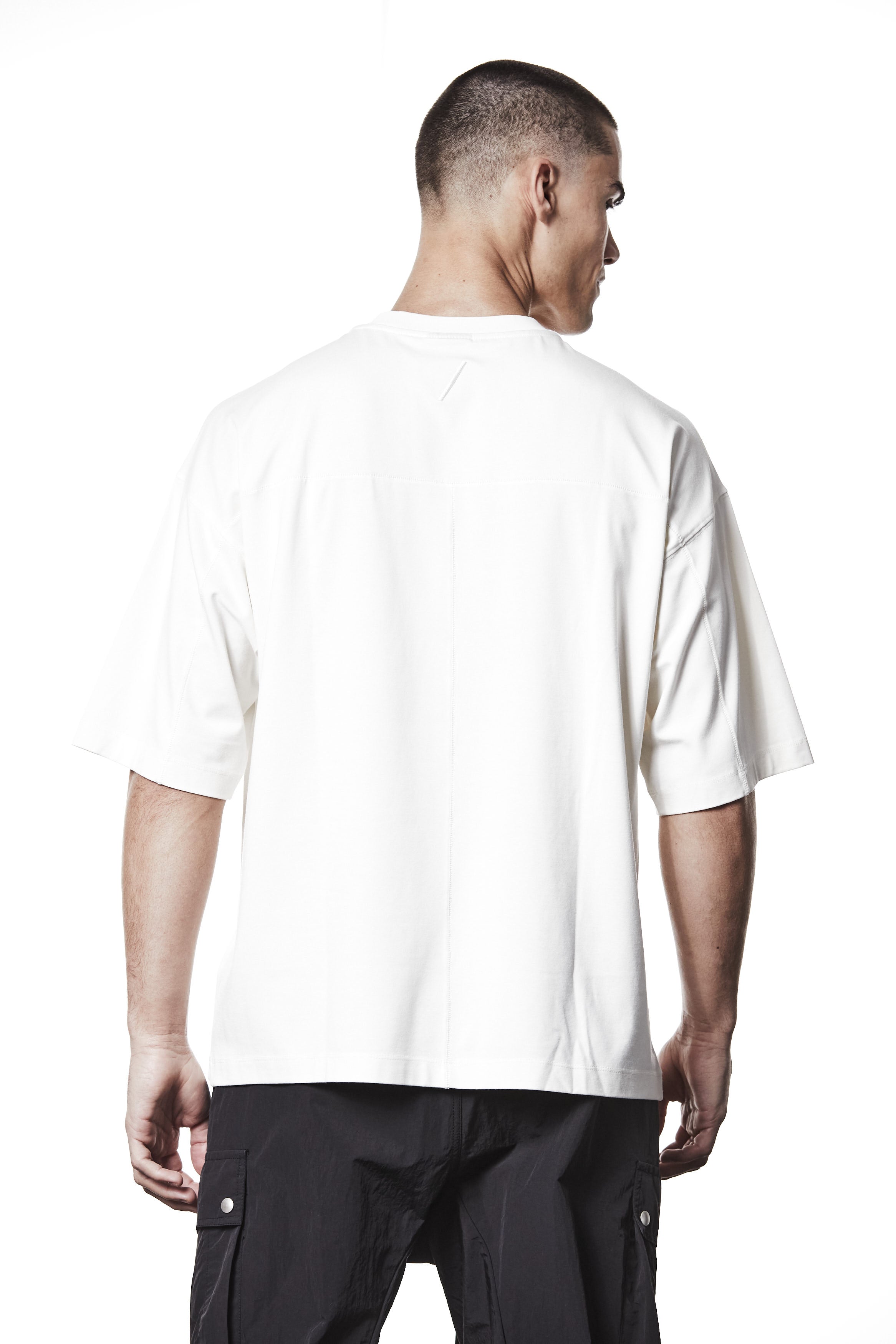 M TS 882 Cream – Oversized short-sleeve T-shirt in black with dropped shoulders, straight hem, and signature back stitch - Man THOM KROM