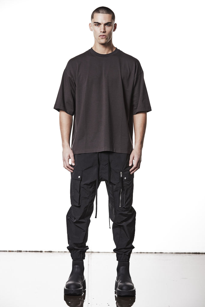 M TS 882 night brown – Oversized short-sleeve T-shirt in black with dropped shoulders, straight hem, and signature back stitch - Man THOM KROM