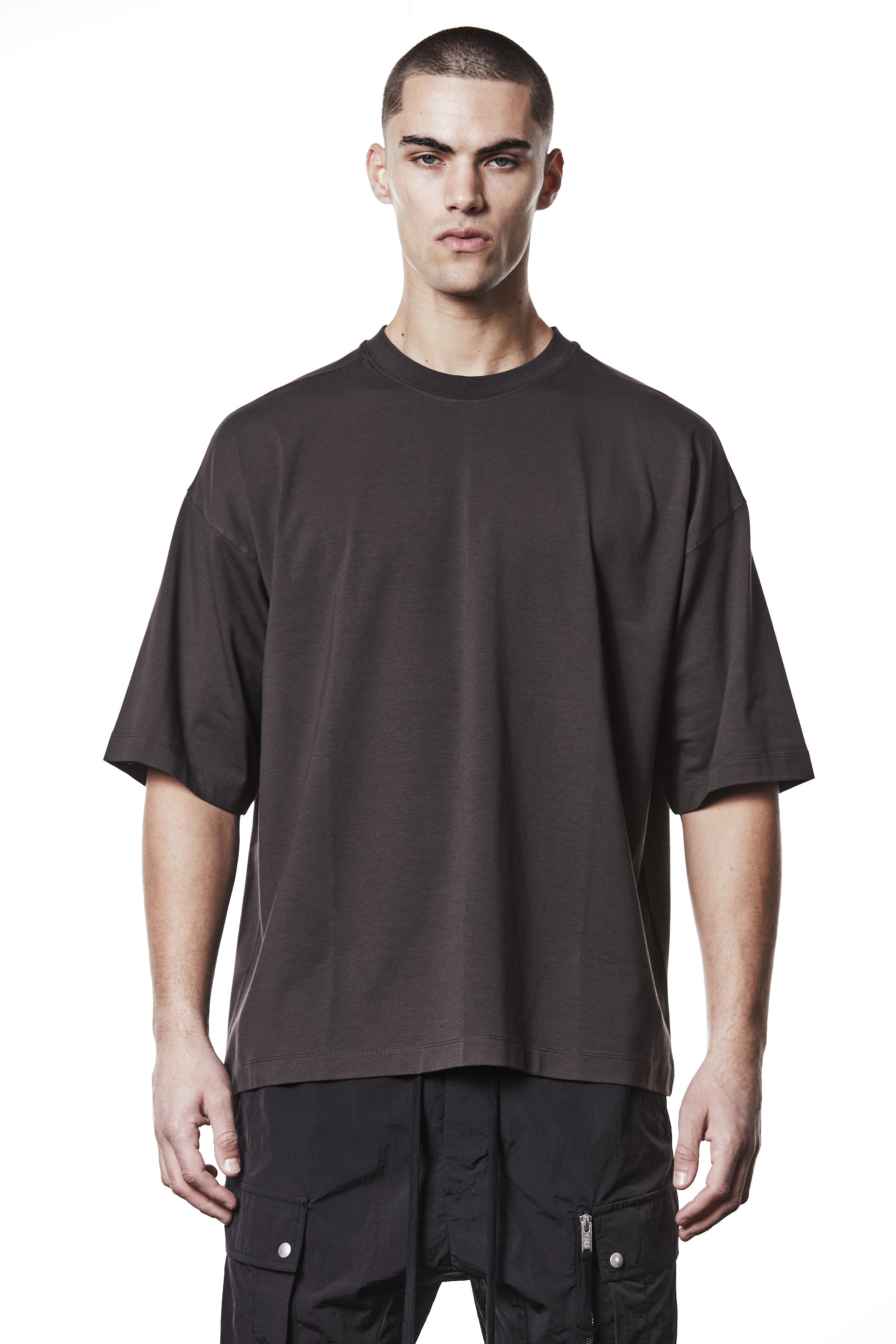 M TS 882 night brown – Oversized short-sleeve T-shirt in black with dropped shoulders, straight hem, and signature back stitch - Man THOM KROM