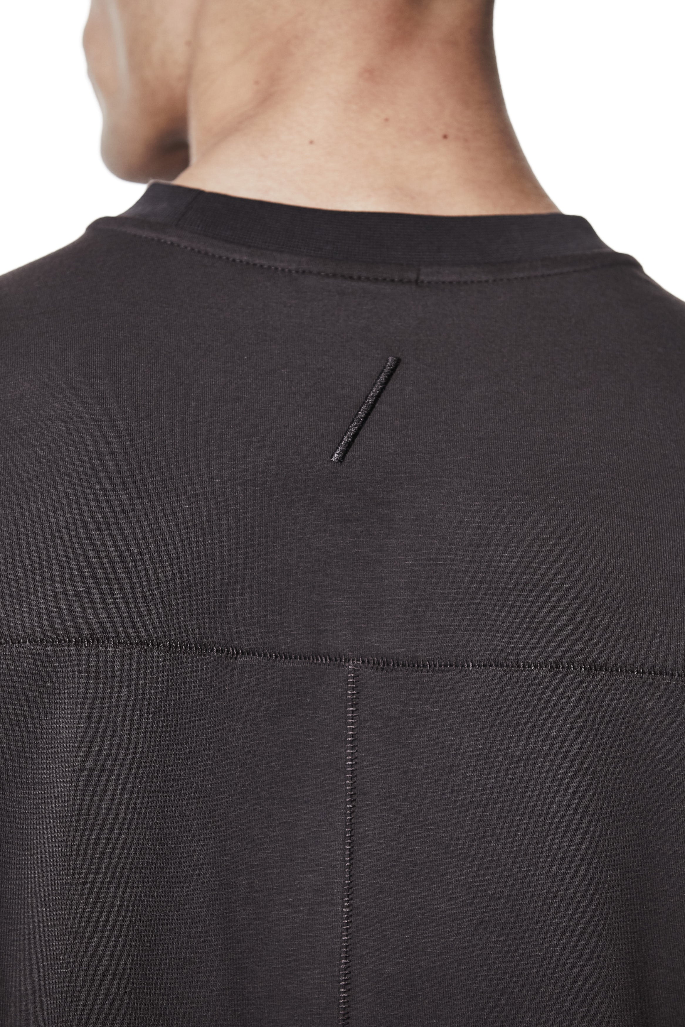 M TS 882 night brown – Oversized short-sleeve T-shirt in black with dropped shoulders, straight hem, and signature back stitch - Man THOM KROM