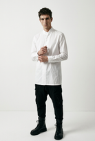 LA HAINE INSIDE US LM226 white long cotton stretch shirt — three-quarter view adjusting the cuff