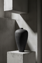 Black Luna vase 100 1