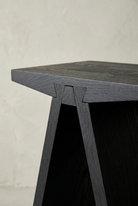 Dovetail and ash-grain detail