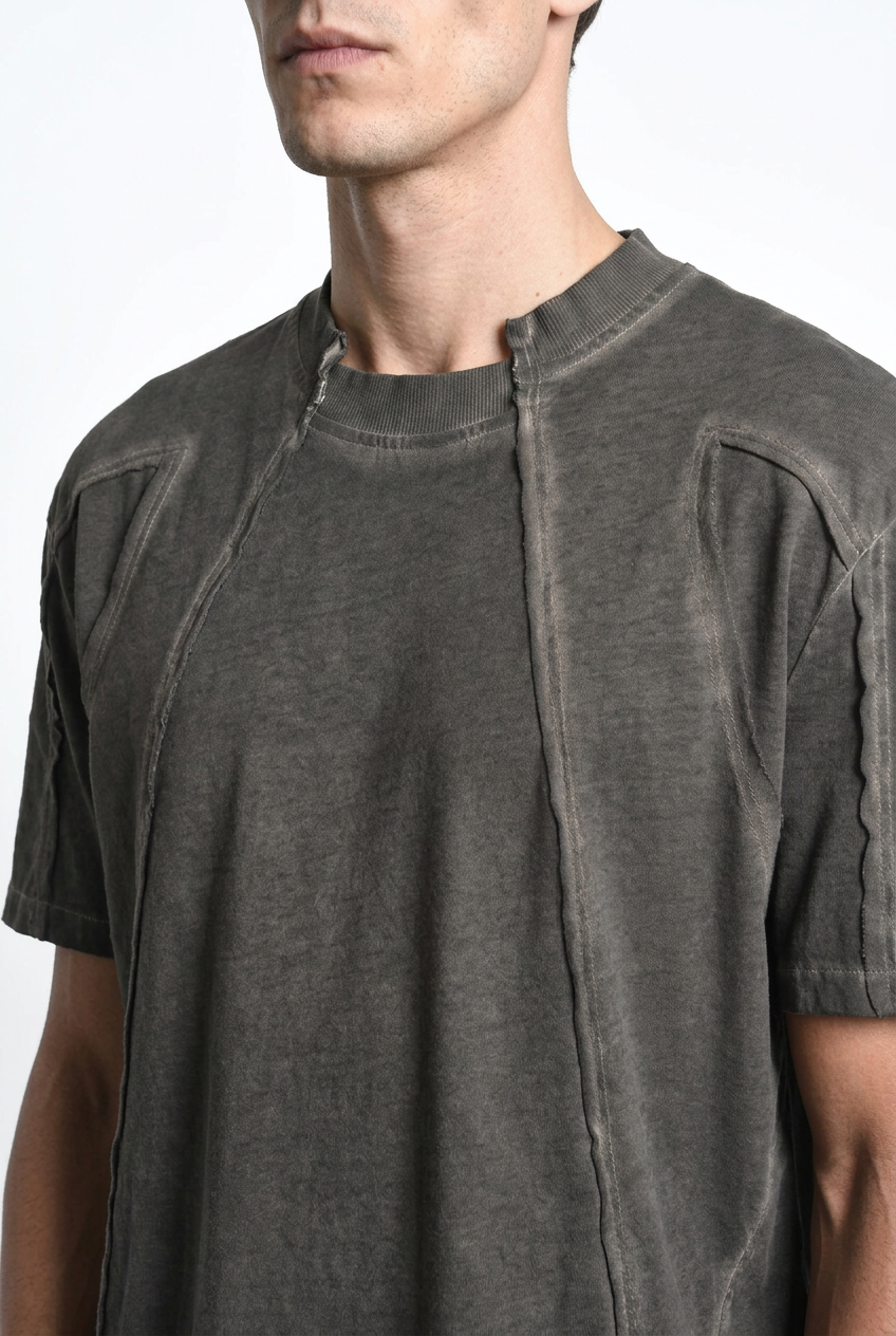 LA HAINE INSIDE US M1295 Mud cold-dyed cotton T-shirt, close-up of notched ribbed neckline and raw seams