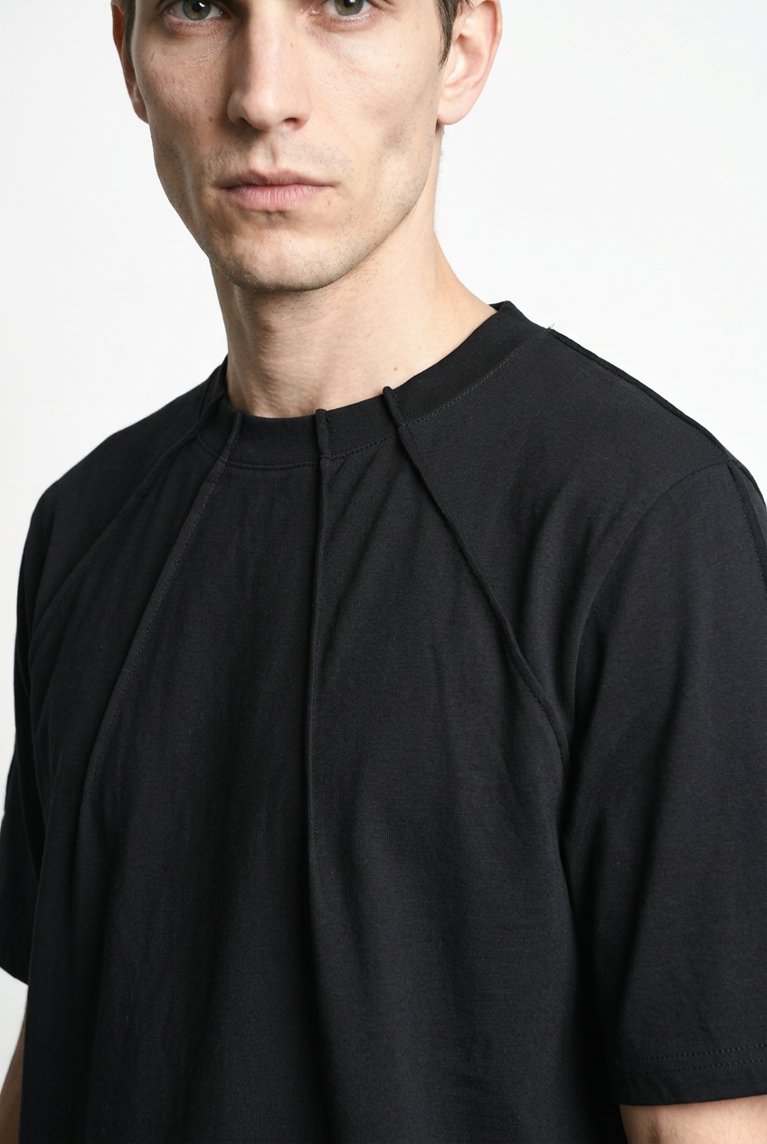 LA HAINE INSIDE US M1375 black oversized cotton stretch T-shirt, raised neckline trim close-up