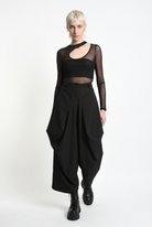LA HAINE INSIDE US W5517 oversized techno stretch trousers in black — front walking editorial view