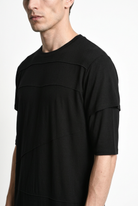 LA HAINE INSIDE US M1358 T-shirt in black — double overlapping sleeve detail view