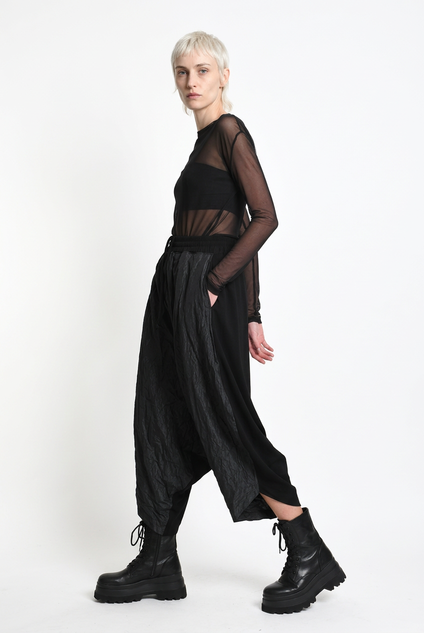 LA HAINE INSIDE US W5488 black baggy drop-crotch trousers, female model, turning side view