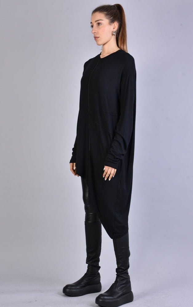 A33M LM04023BLACKDElevate your fashion game with our Viscose Asymmetric Oversize Sweater—an embodiment of avant-garde style that redefines contemporary chic.
Avant-Garde Aesthetics: OSweatshirts & KnitwearLA HAINE INSIDE USTEPHRAA33M LM04023BLACKD