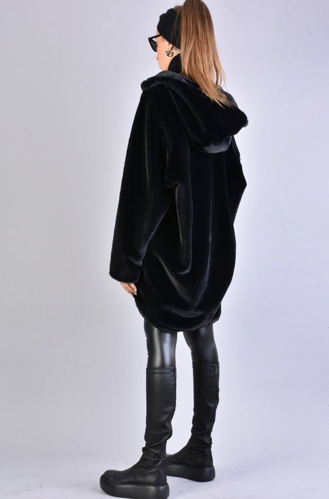 A33Q LM045 BLACKD Faux Fur Lined Oversize Coat with button closure, pockets, and bottom coulisse.