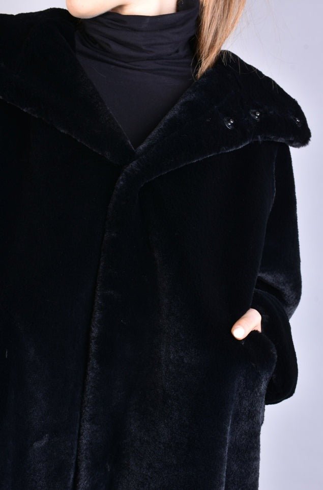 A33Q LM045 BLACKD Faux Fur Lined Oversize Coat with automatic button closure.