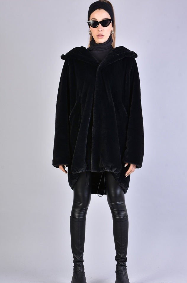 A33Q LM045 BLACKD faux fur lined oversize coat with button closure and bottom coulisse.