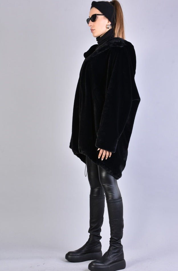 A33Q LM045 BLACKD Faux Fur Lined Oversize Coat with automatic button closure and cozy fit.