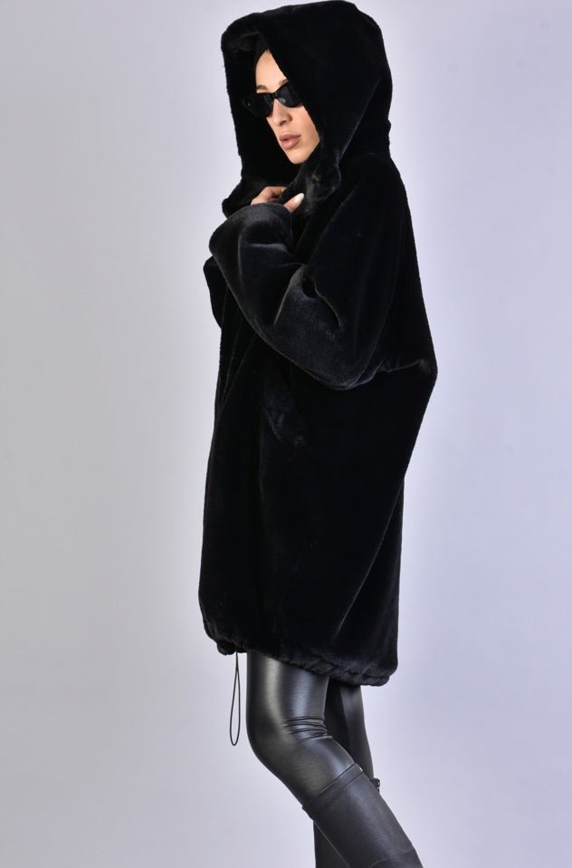 A33Q LM045 BLACKD faux fur lined oversize coat with hood and automatic button closure.