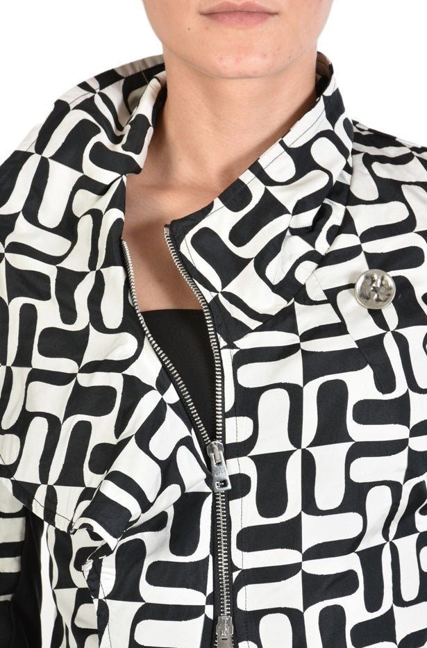 A34B VEGA23BLACKWHITEStep into the world of contemporary fashion with our captivating Optical Jacquard Asymmetric Skinny Jacket. Crafted with precision, this jacket features an optical jCoats & JacketsLA HAINE INSIDE USTEPHRAA34B VEGA23BLACKWHITE
