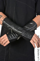 TR4B CALLIOPE23BLACKIntroducing our latest addition to elevate your style game! Our leather sleeves with ribbed inserts and zip are the perfect blend of edgy and classy. The soft leatheAccessori UnisexLA HAINE INSIDE USTEPHRATR4B CALLIOPE23BLACK